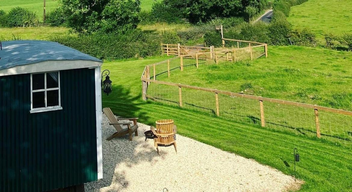 Peggy'S Hut Otel Astbury Dış mekan fotoğraf